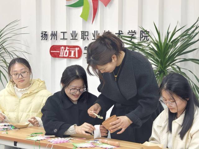  【思政创新】“一站式”社区如何重塑清明育新范式：扬工院红色教育与文化传承的实践方法论 新闻 【思政创新】“一站式”社区如何重塑清明育新范式：扬工院红色教育与文化传承的实践方法论 新闻