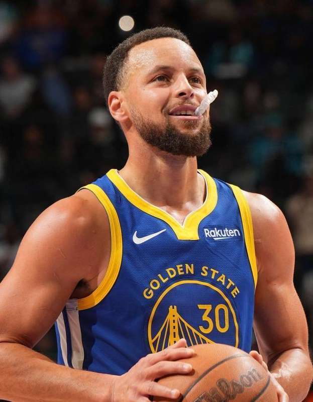  库里膝伤深度解析：为何NBA顶级射手的膝盖恢复周期远超预期？ 体育新闻